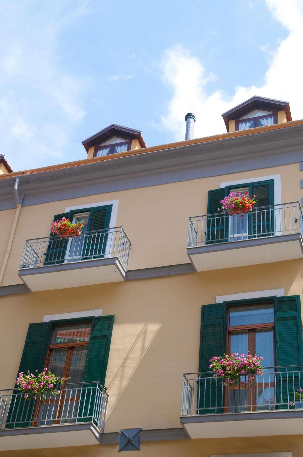 Tetto Fiorito Apartment Castellammare di Stabia Bagian luar foto