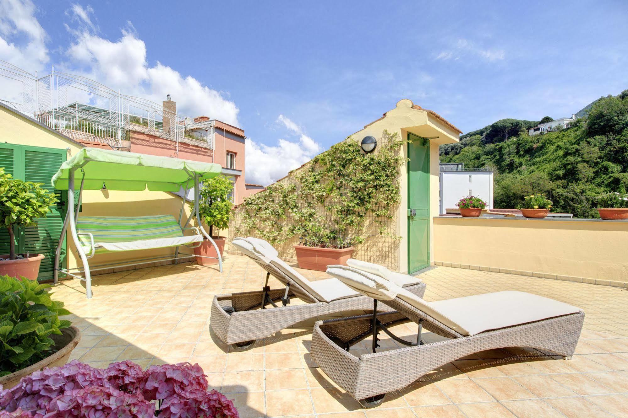 Tetto Fiorito Apartment Castellammare di Stabia Bagian luar foto
